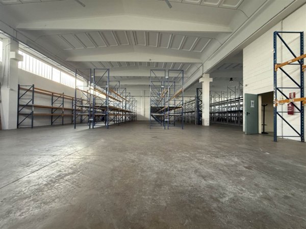 locale commerciale in affitto a Fiorenzuola d'Arda