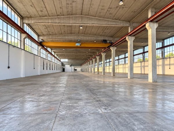 locale commerciale in affitto a Fiorenzuola d'Arda