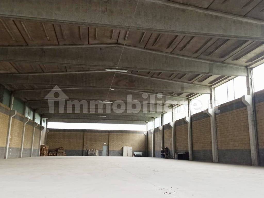 locale commerciale in affitto a Piacenza in zona Mucinasso