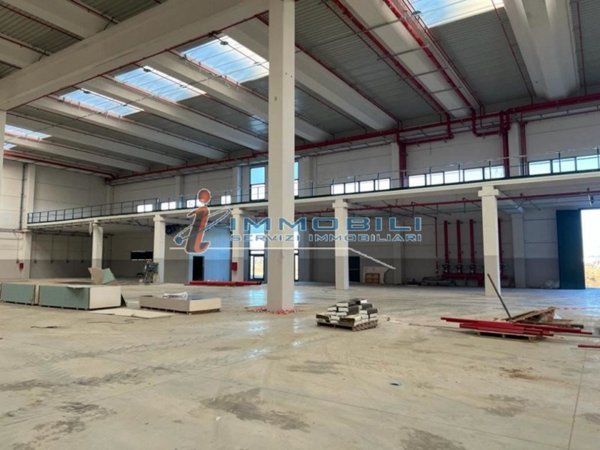 locale commerciale in affitto a Piacenza