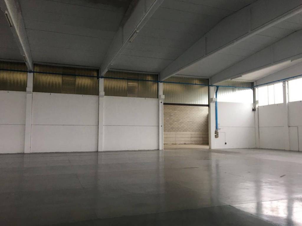 locale commerciale in affitto a Piacenza in zona Caorsana