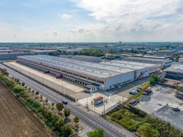 locale commerciale in affitto a Piacenza in zona Caorsana