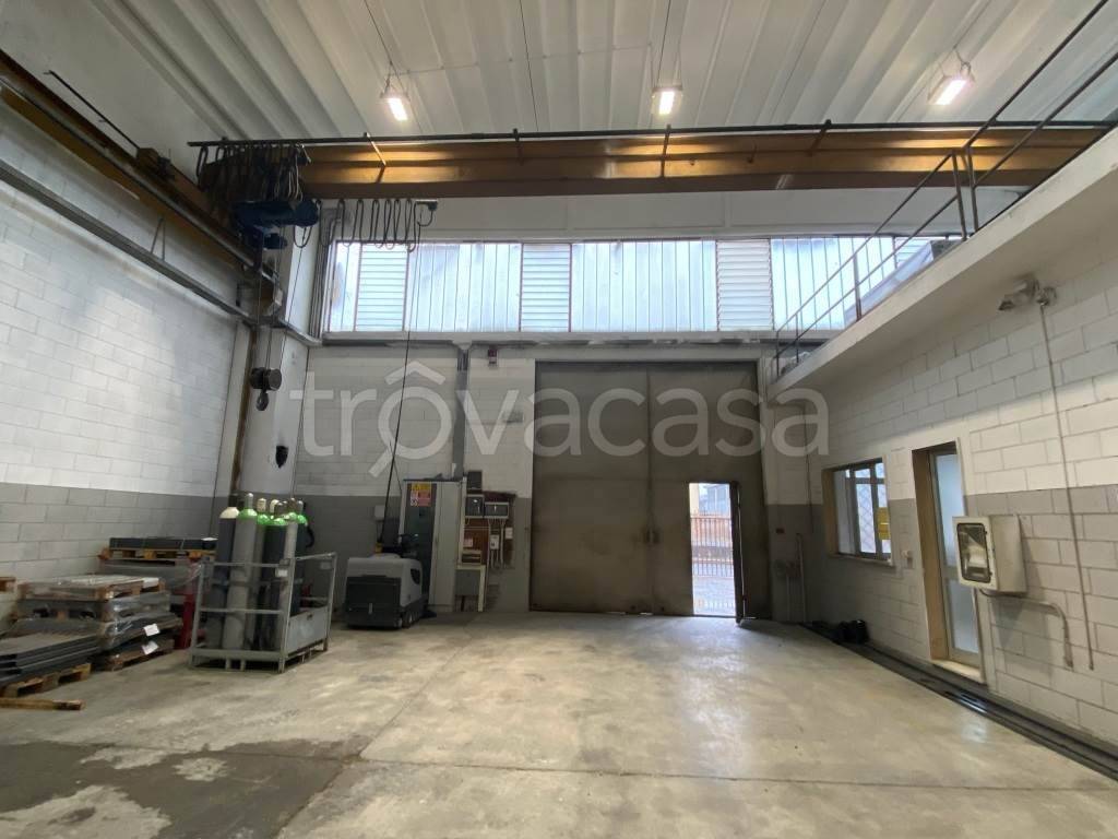 locale commerciale in affitto a Piacenza in zona Caorsana