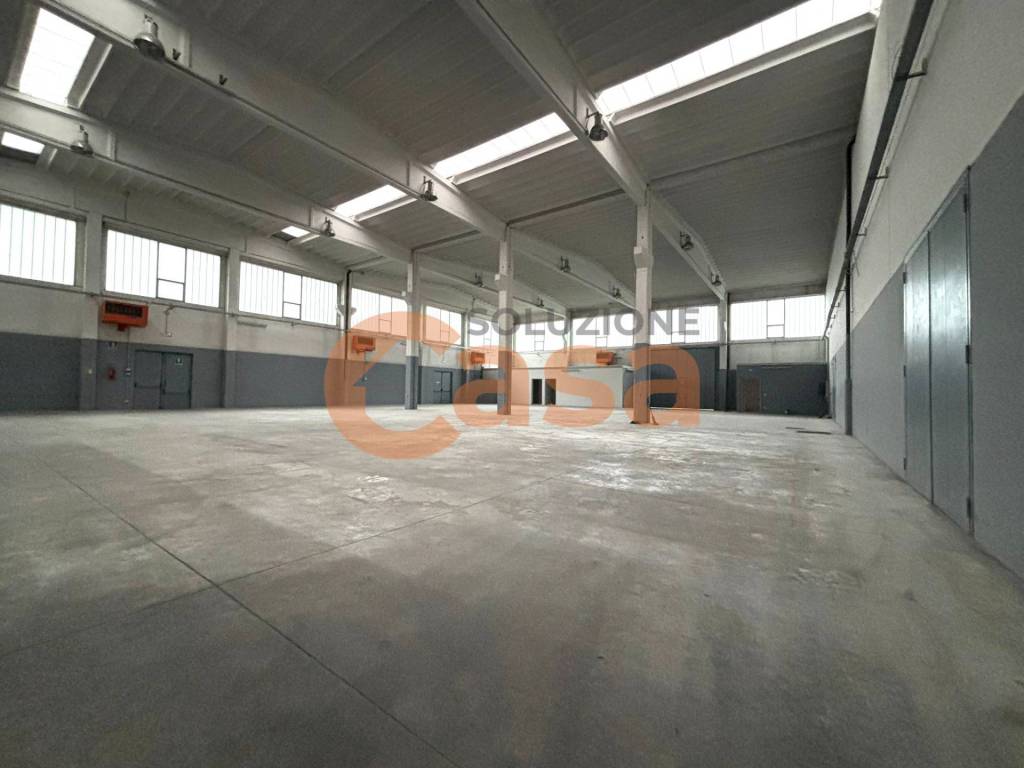 locale commerciale in affitto a Piacenza in zona Caorsana