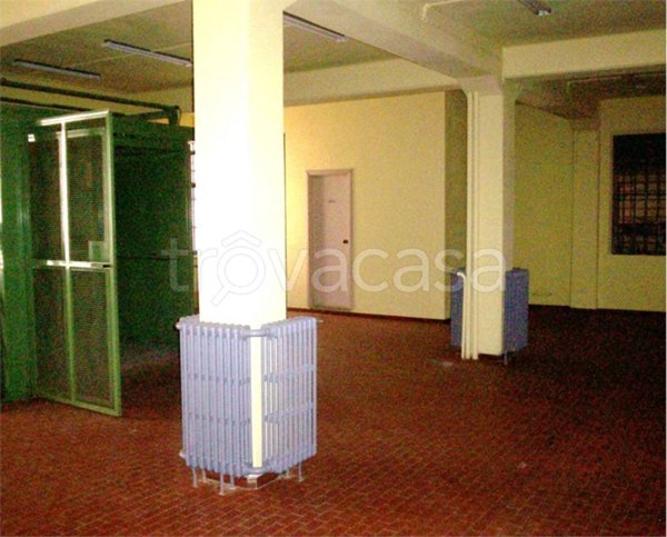 locale commerciale in affitto a Piacenza in zona Farnesiana