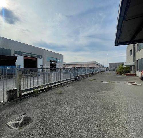 locale commerciale in affitto a Piacenza