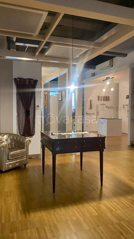 negozio in affitto a Piacenza