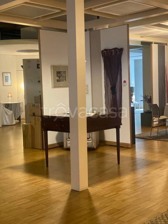 negozio in affitto a Piacenza