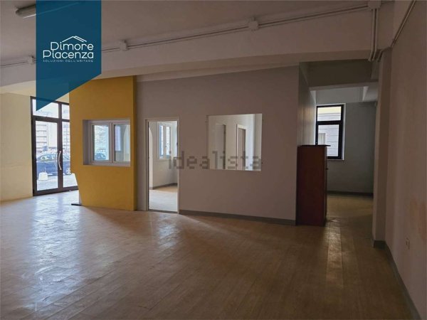 locale commerciale in affitto a Piacenza