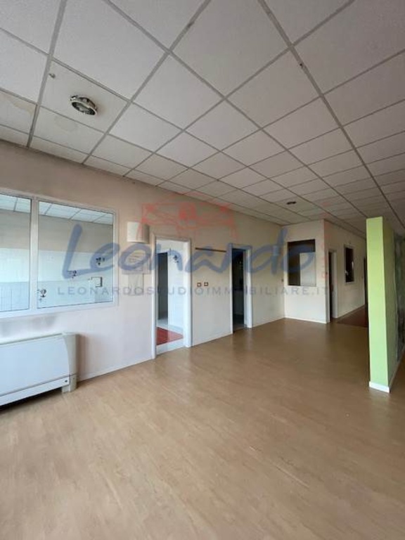 negozio in affitto a Piacenza in zona Le Mose