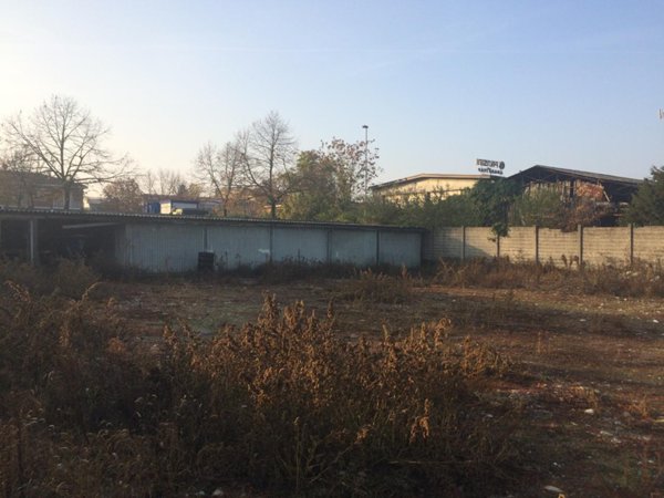 negozio in affitto a Piacenza in zona Infrangibile