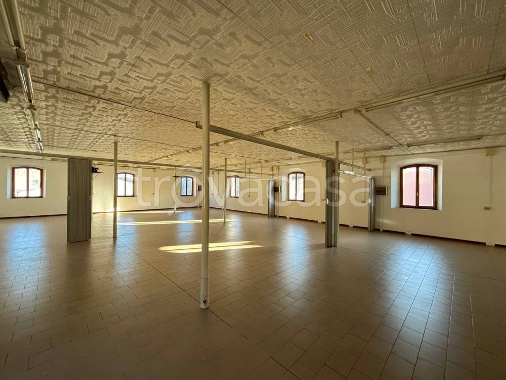 locale commerciale in affitto a Piacenza in zona Farnesiana