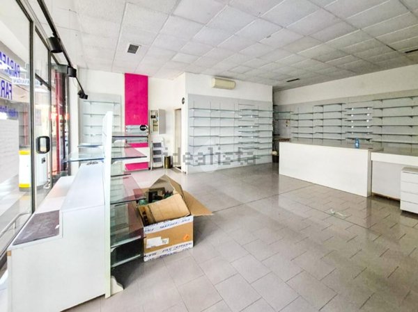 locale commerciale in affitto a Piacenza in zona Infrangibile
