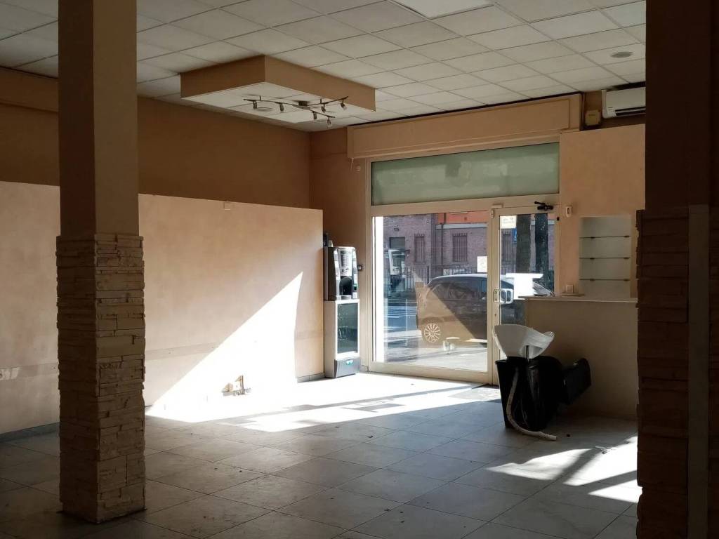 negozio in affitto a Piacenza in zona Stadio