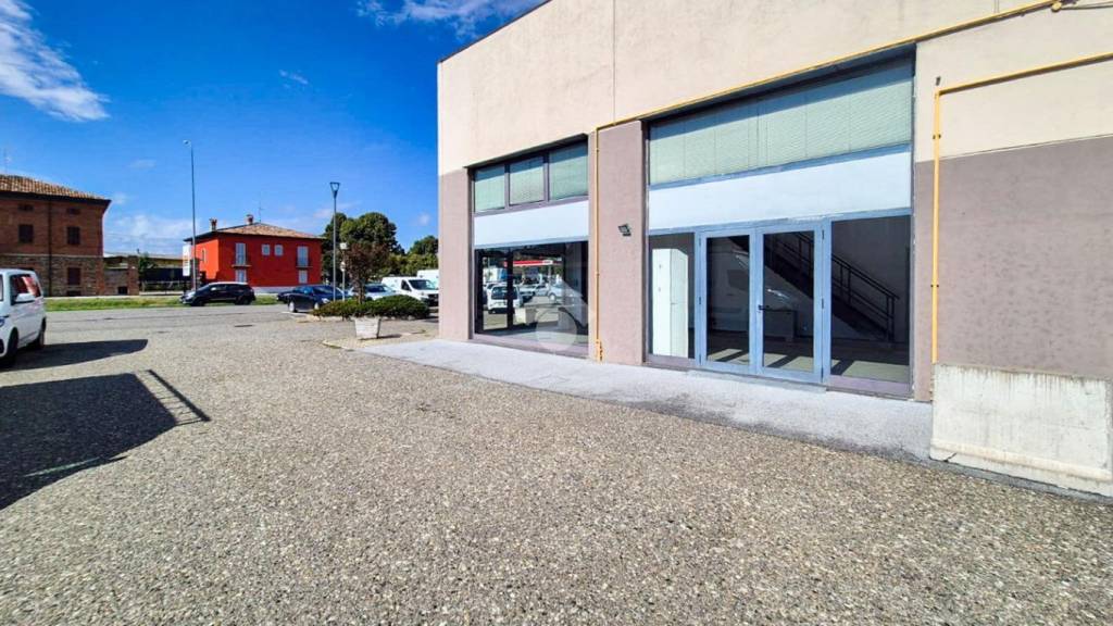 negozio in affitto a Piacenza in zona Montale