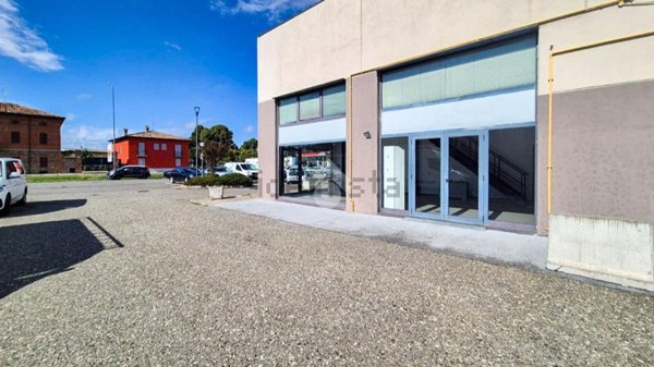 locale commerciale in affitto a Piacenza in zona Montale