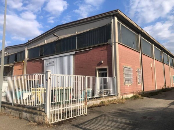 locale commerciale in affitto a Piacenza in zona Caorsana