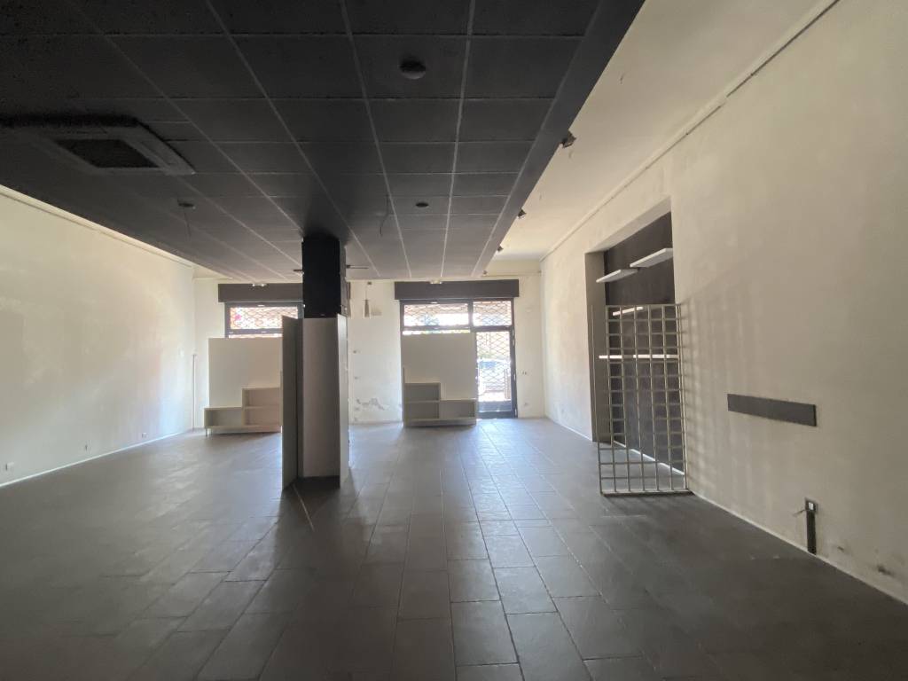 negozio in affitto a Piacenza in zona Infrangibile