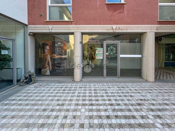 locale commerciale in affitto a Piacenza