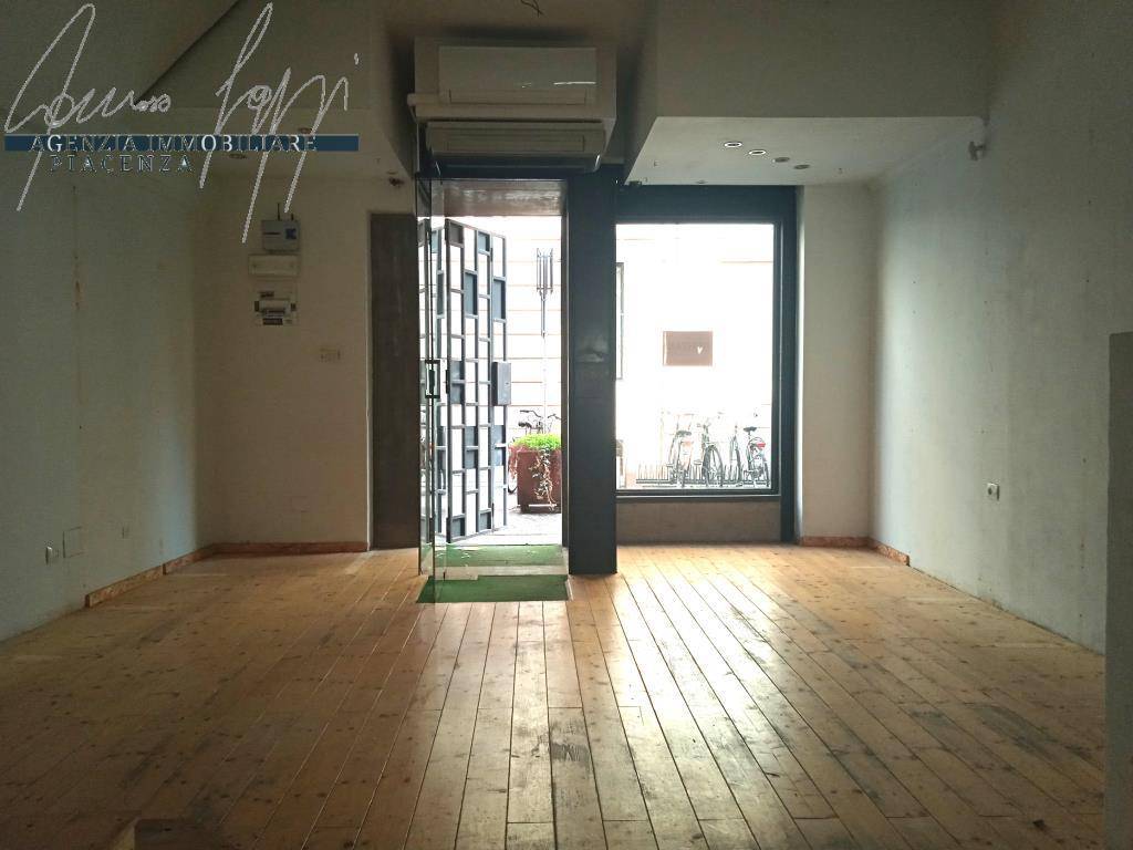 negozio in affitto a Piacenza in zona Centro Storico