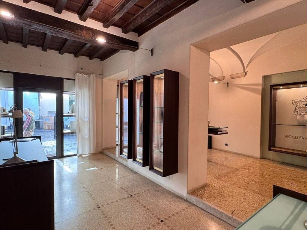 negozio in affitto a Piacenza