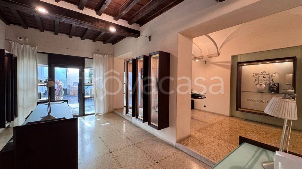 negozio in affitto a Piacenza