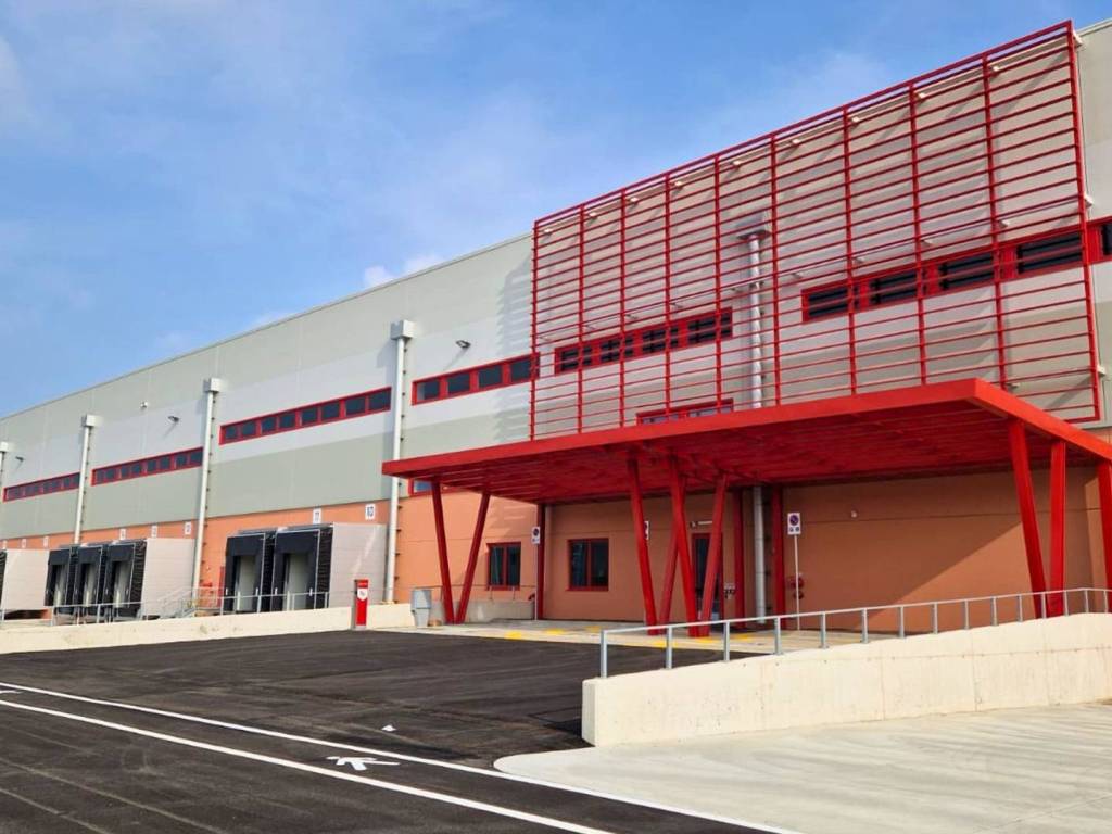 locale commerciale in affitto a Piacenza in zona Montale