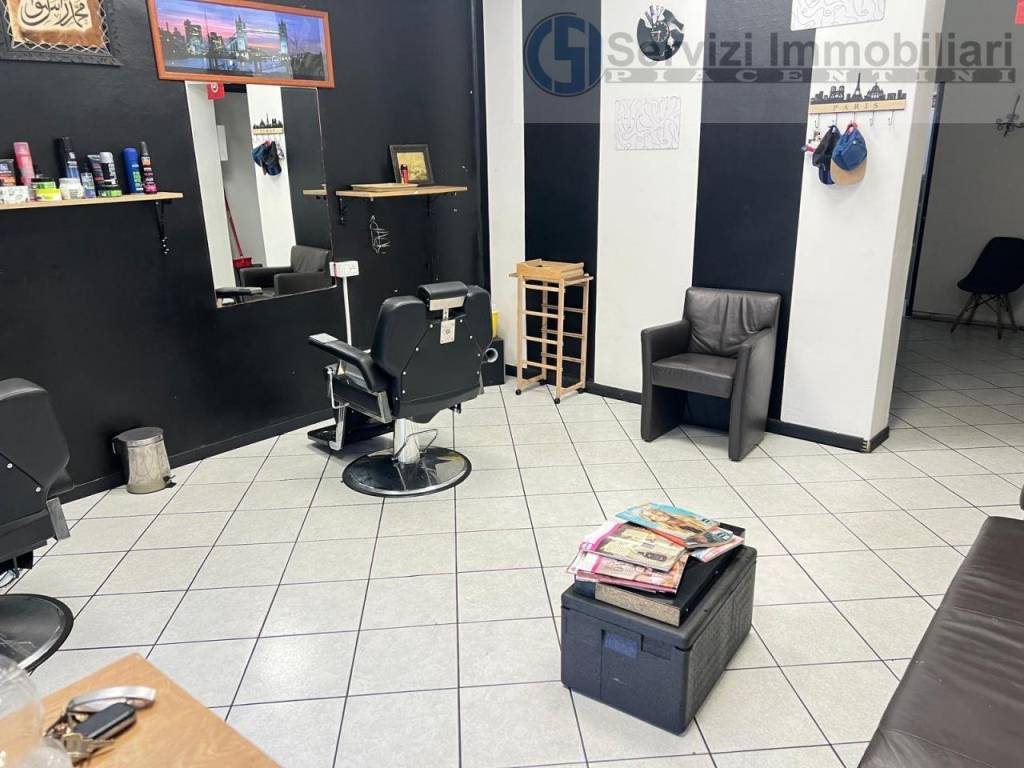 negozio in affitto a Piacenza in zona Infrangibile