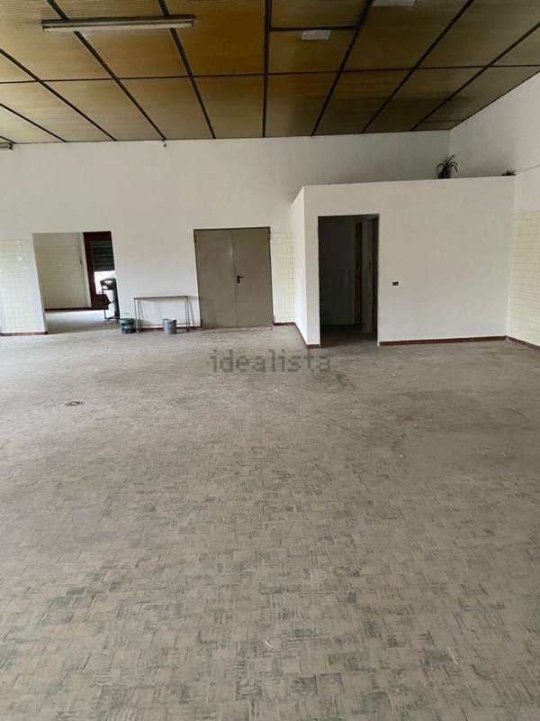 locale commerciale in affitto a Piacenza in zona La Verza