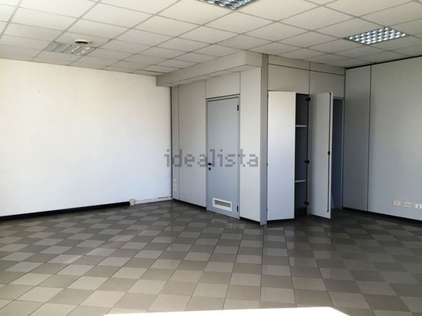 negozio in affitto a Piacenza in zona Caorsana