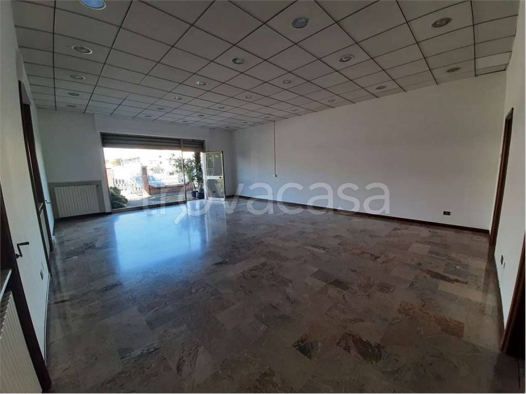 negozio in affitto a Piacenza in zona Veggioletta