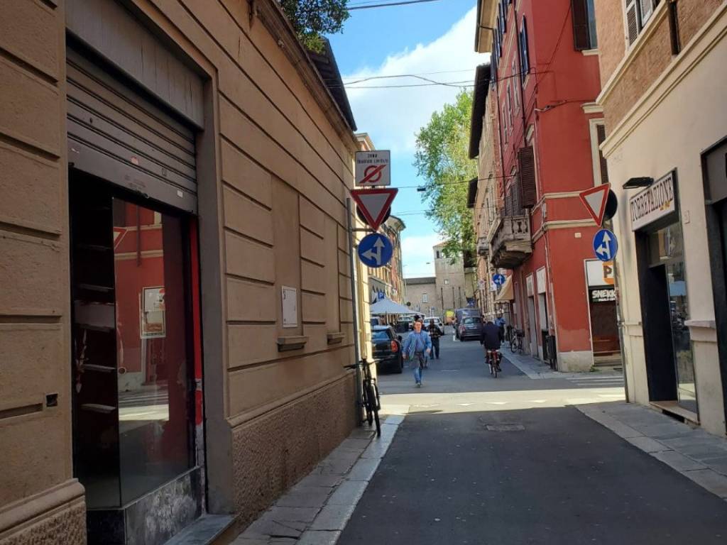 negozio in affitto a Piacenza
