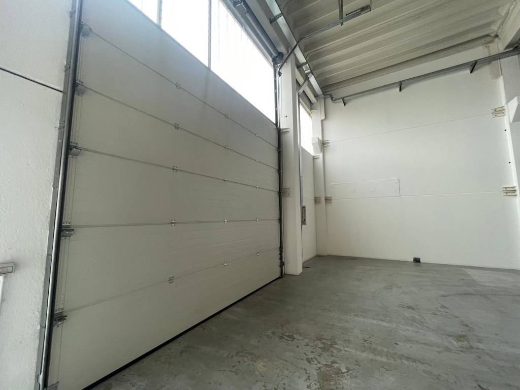 locale commerciale in affitto a Piacenza in zona Vallera