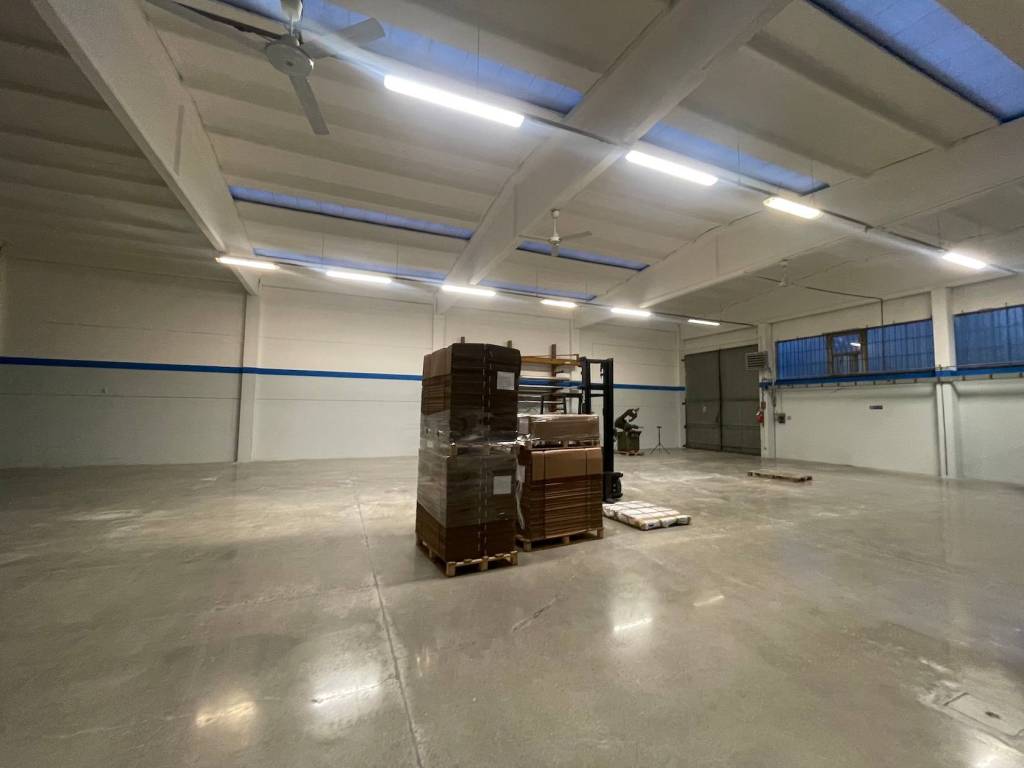 locale commerciale in affitto a Piacenza in zona Caorsana