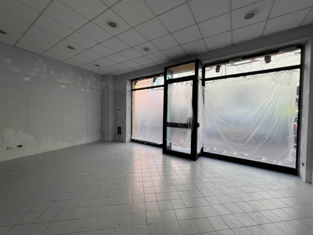 negozio in affitto a Piacenza