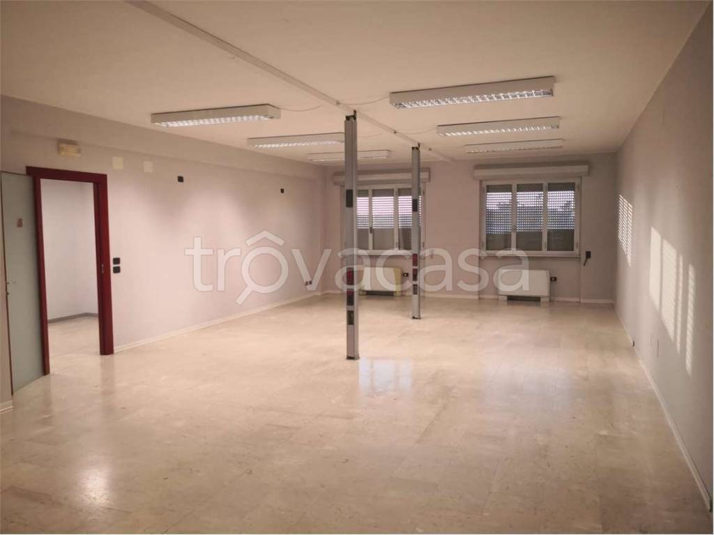 ufficio in affitto a Piacenza in zona Farnesiana