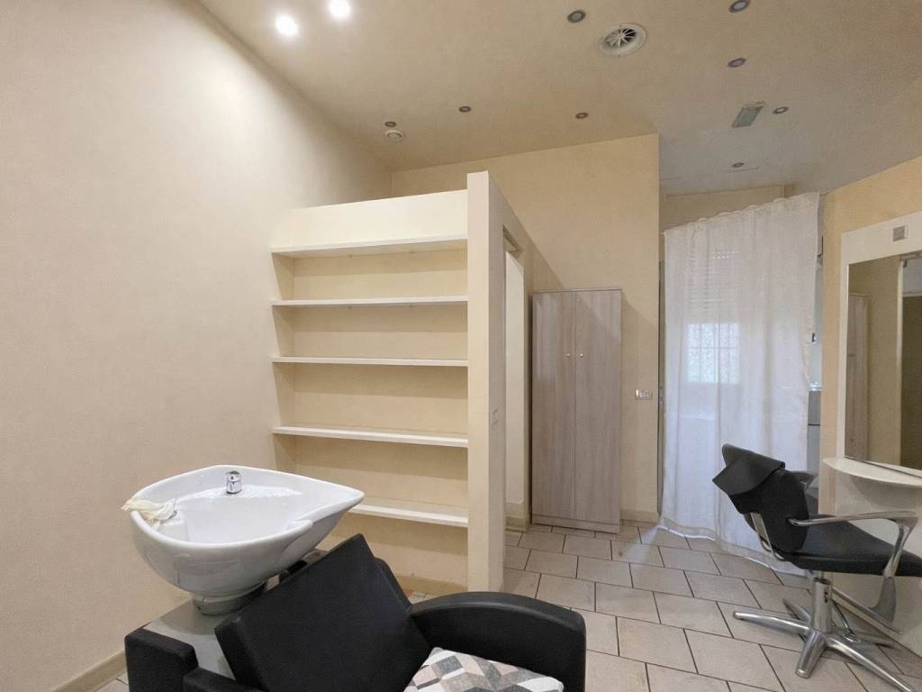 negozio in affitto a Piacenza in zona Borgotrebbia