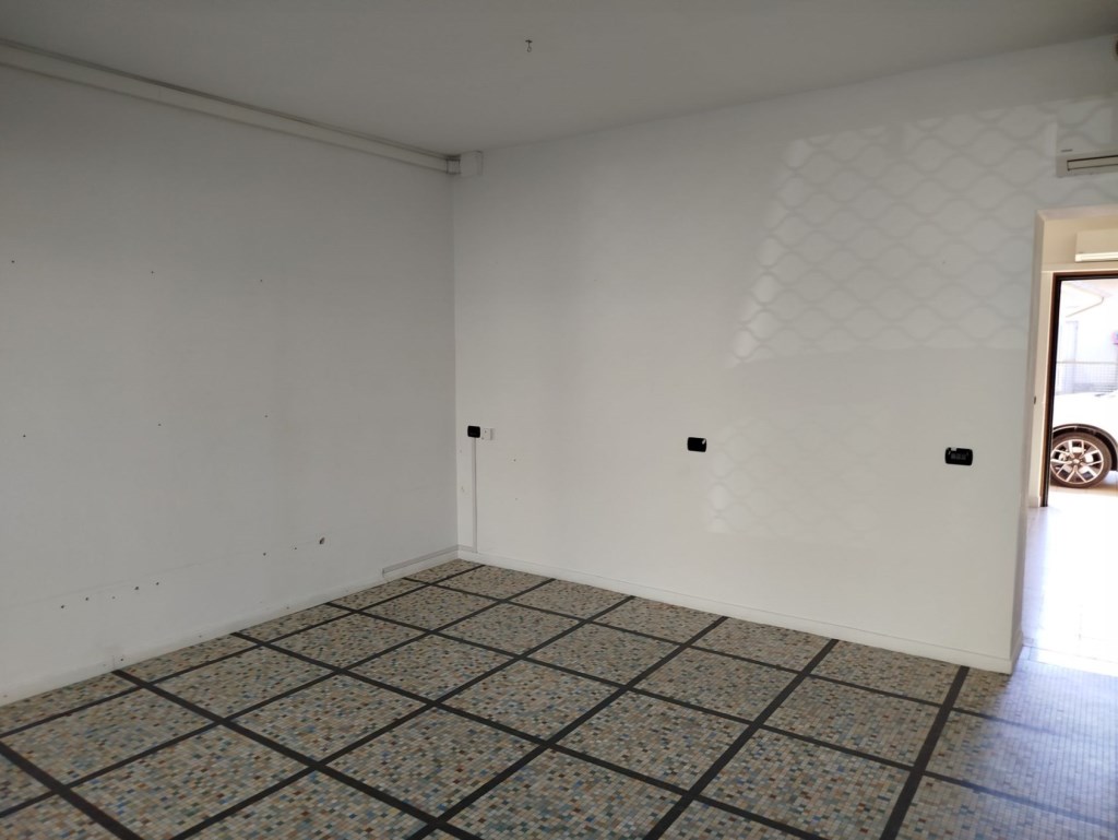 negozio in affitto a Piacenza