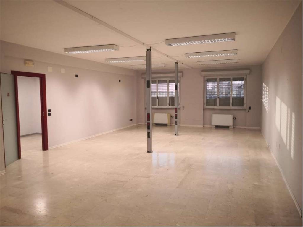 ufficio in affitto a Piacenza in zona Caorsana