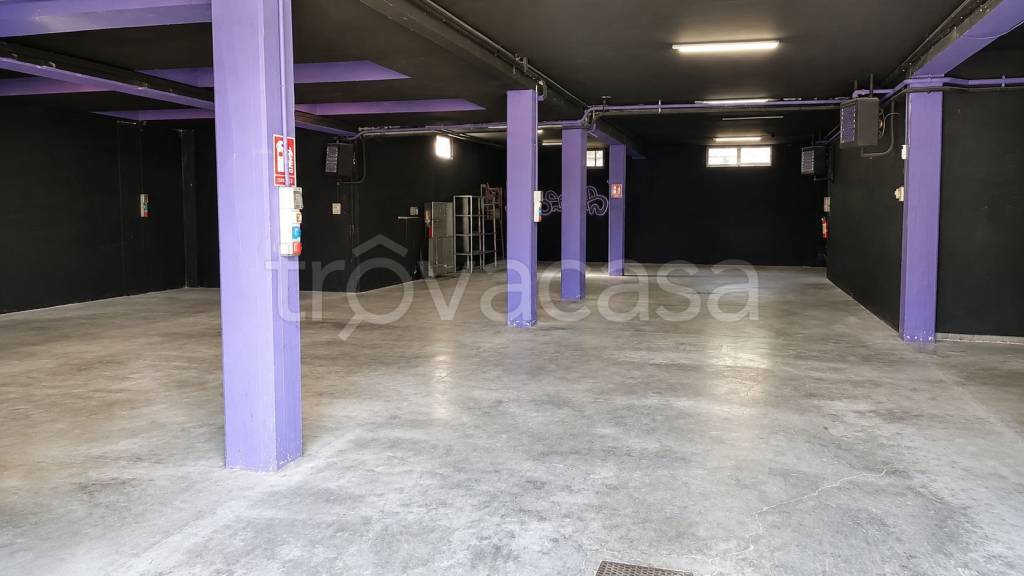 locale commerciale in affitto a Piacenza in zona Infrangibile