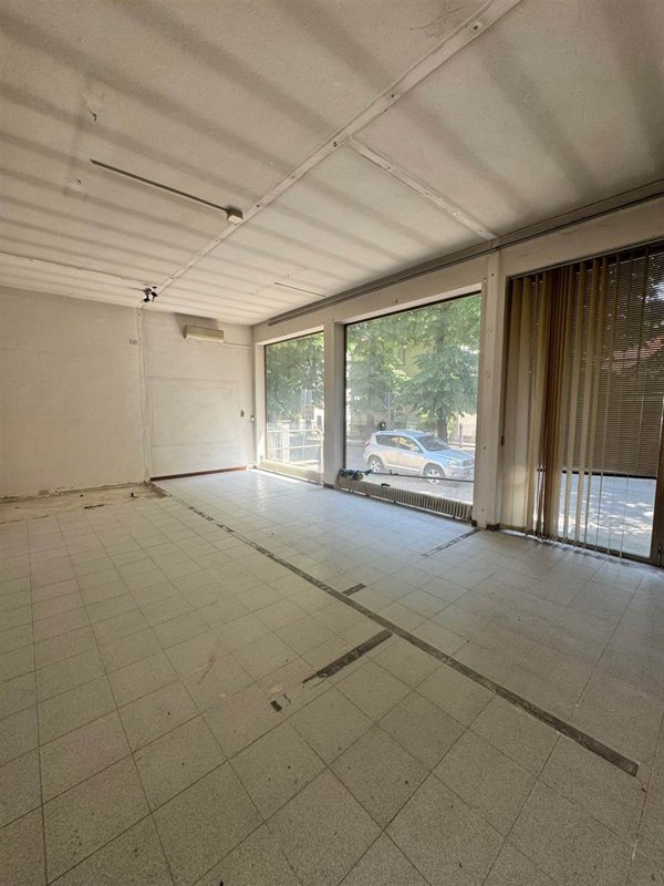 negozio in affitto a Piacenza in zona Infrangibile
