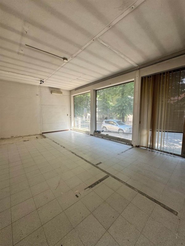 negozio in affitto a Piacenza in zona Infrangibile