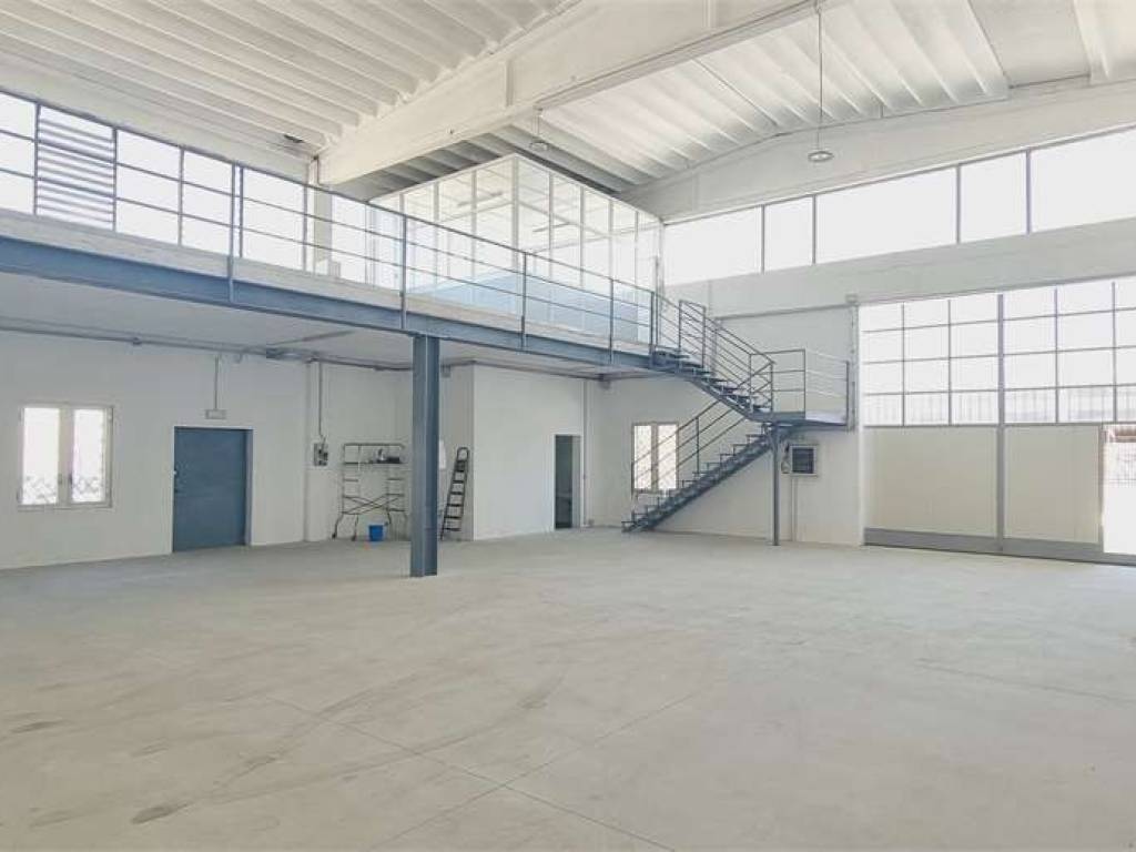 locale commerciale in affitto a Piacenza in zona Caorsana