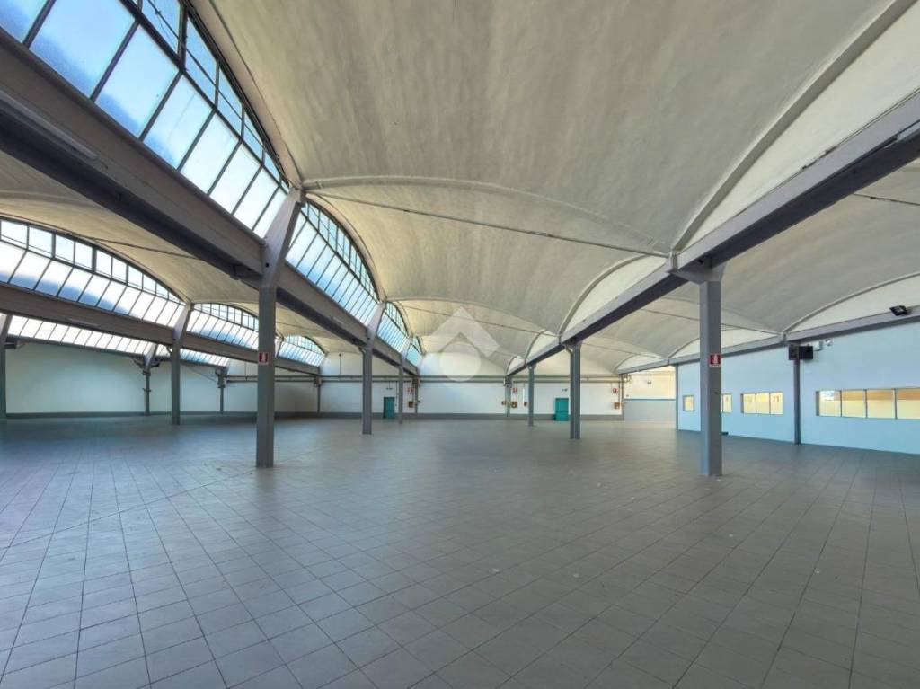 locale commerciale in affitto a Piacenza in zona Montale