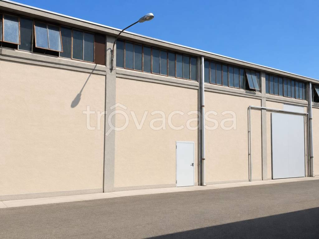 locale commerciale in affitto a Piacenza in zona Infrangibile