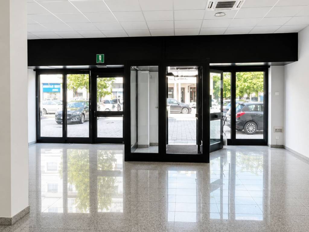 negozio in affitto a Piacenza in zona Caorsana