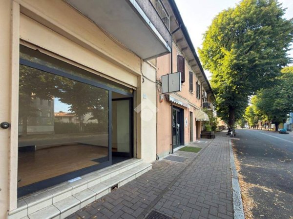 negozio in affitto a Piacenza in zona Farnesiana