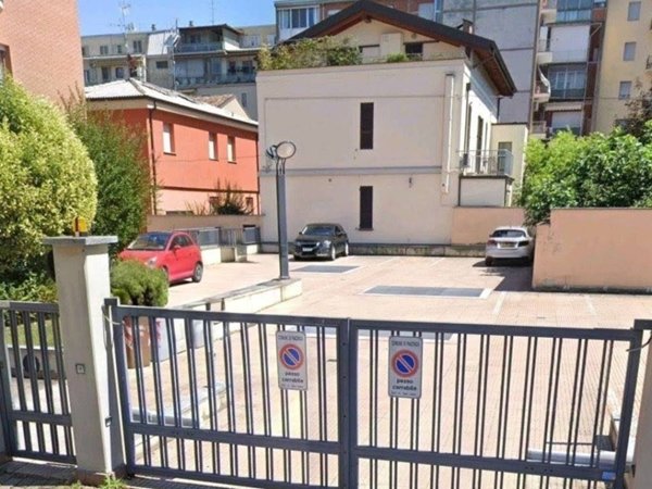 box auto in affitto a Piacenza in zona Infrangibile