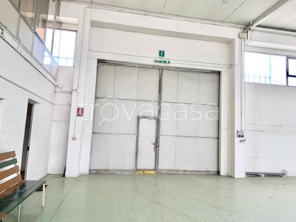 locale commerciale in affitto a Podenzano