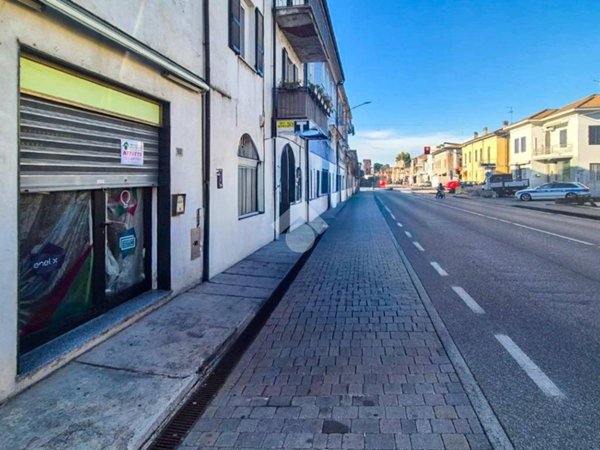 locale commerciale in affitto a Podenzano